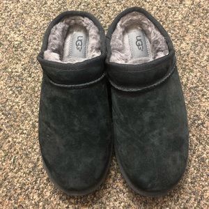 Women’s size 7 black UGG slippers